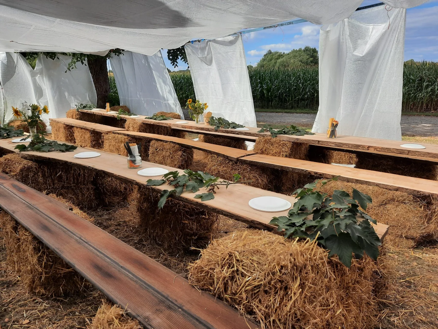 Langbord bygget af halmballer ved et arrangement hos Dreyers