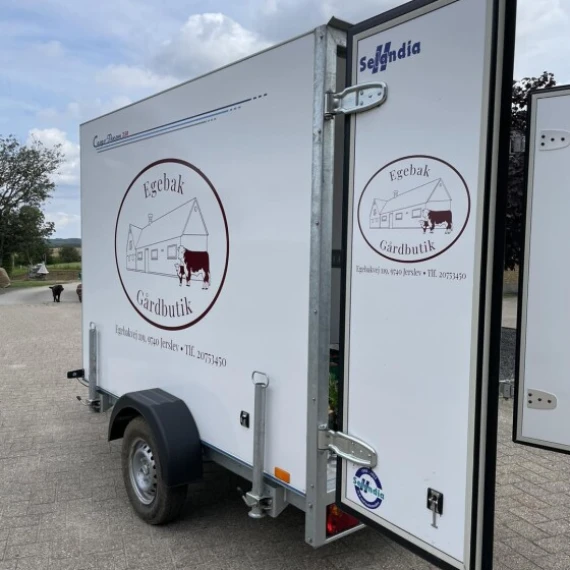 Egebaks trailer ved gårdbutikken