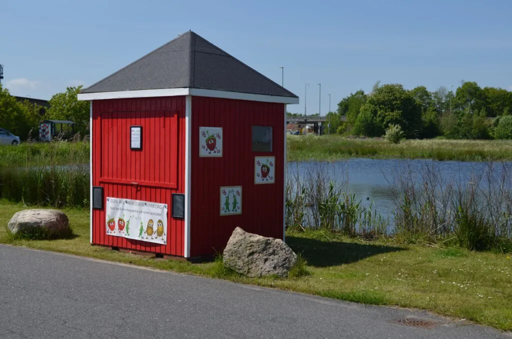 Føltveds røde salgsbod ved vandet