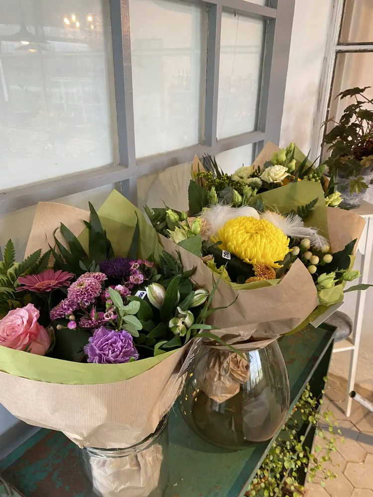 Blomsterbuketter klar i gårdbutikken