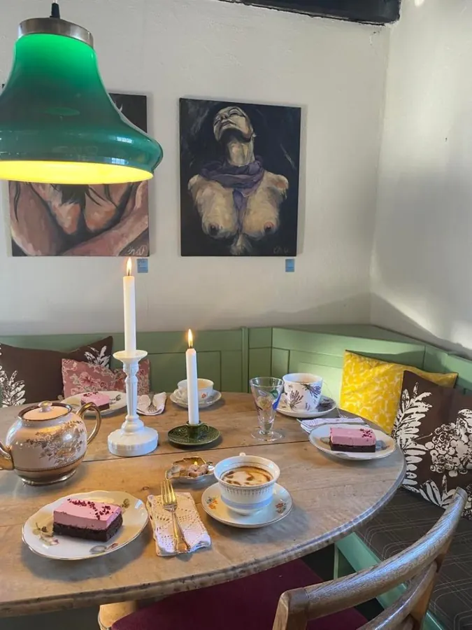 Kaffe og kage dækket op i caféen