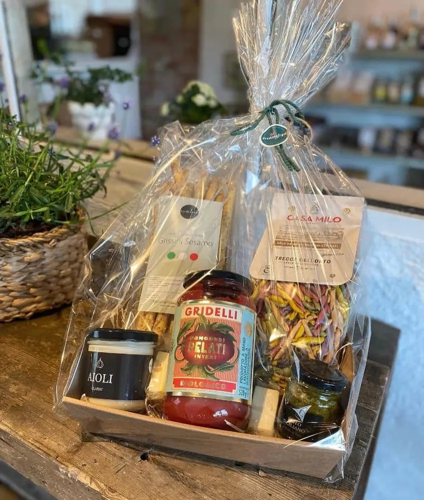 En indpakket gavekurv med specialiteter