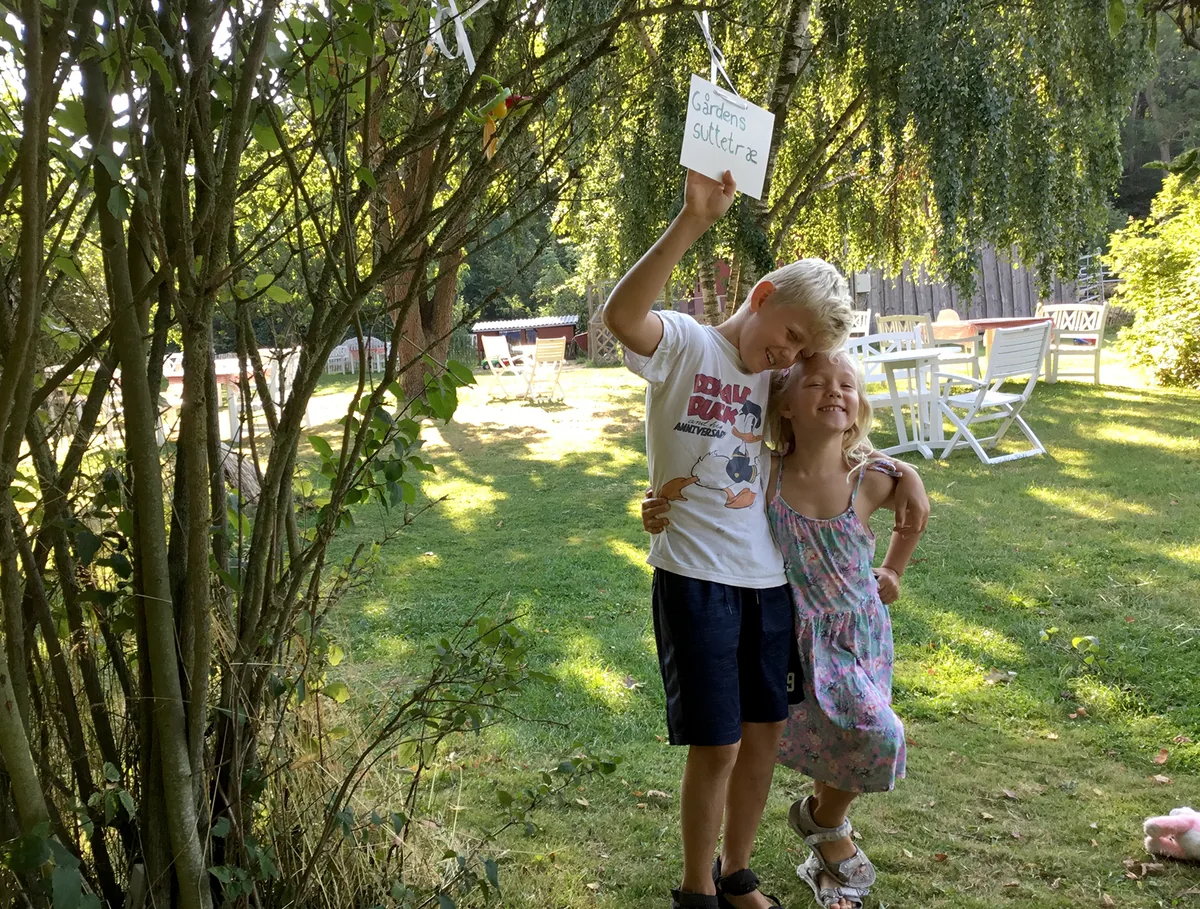 Familie i gårdhaven hos Gartnergården