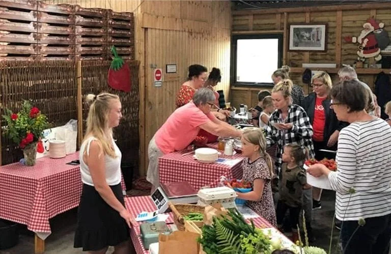 Lokal handel i Jensen Jordbærs butik