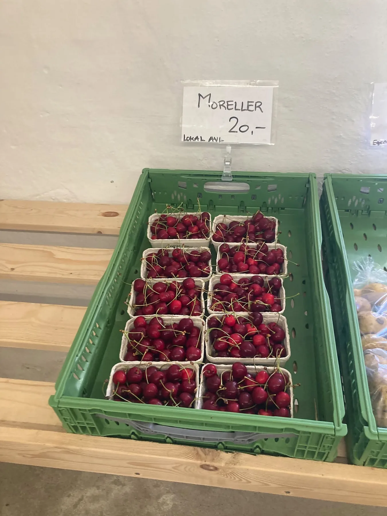 Bakker med røde bær eller stenfrugt hos Kærum