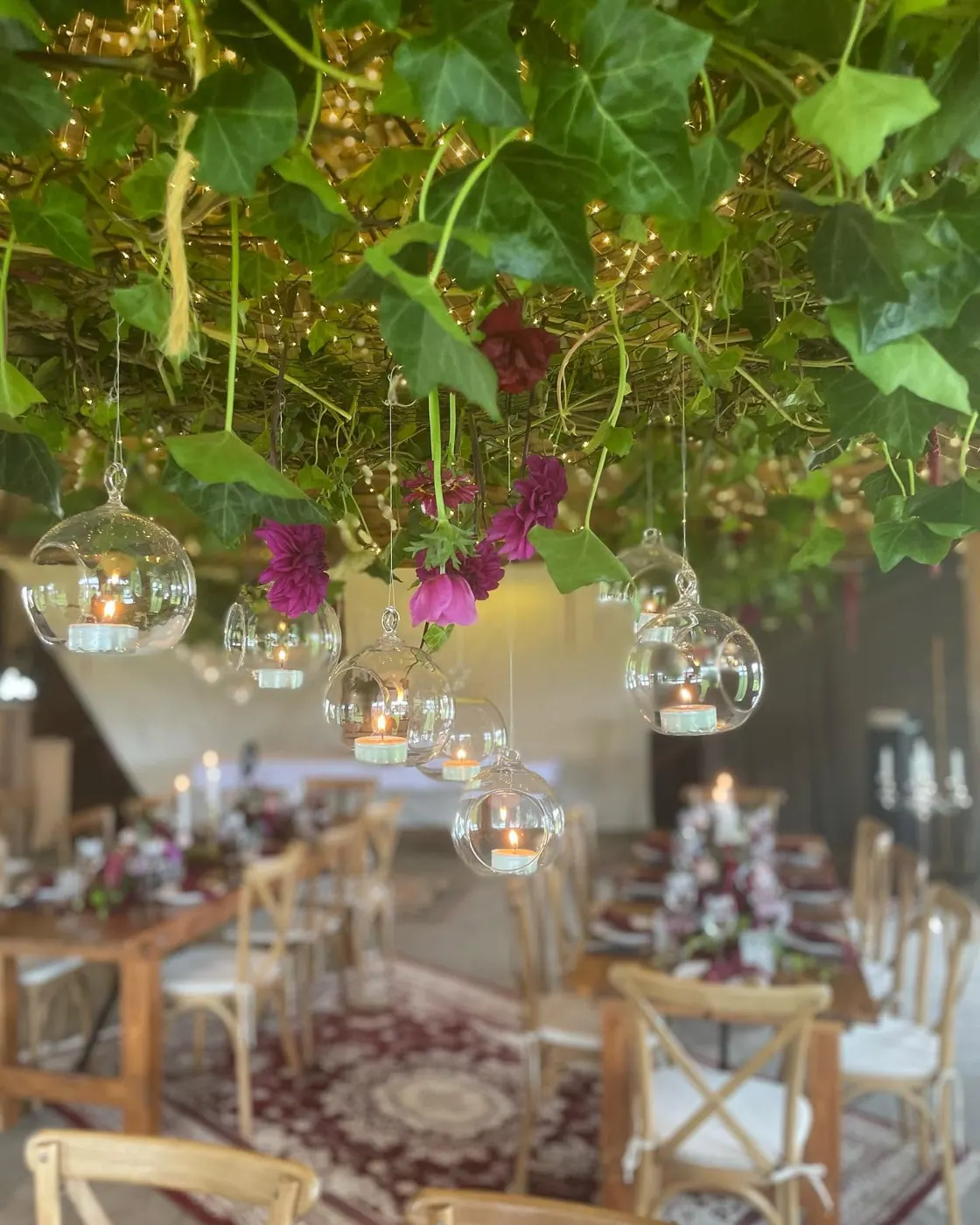 Festlokale pyntet med blomster