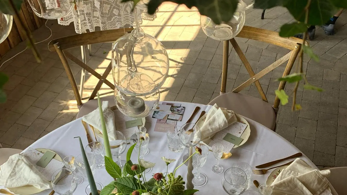 Borddekoration med gårdens blomster