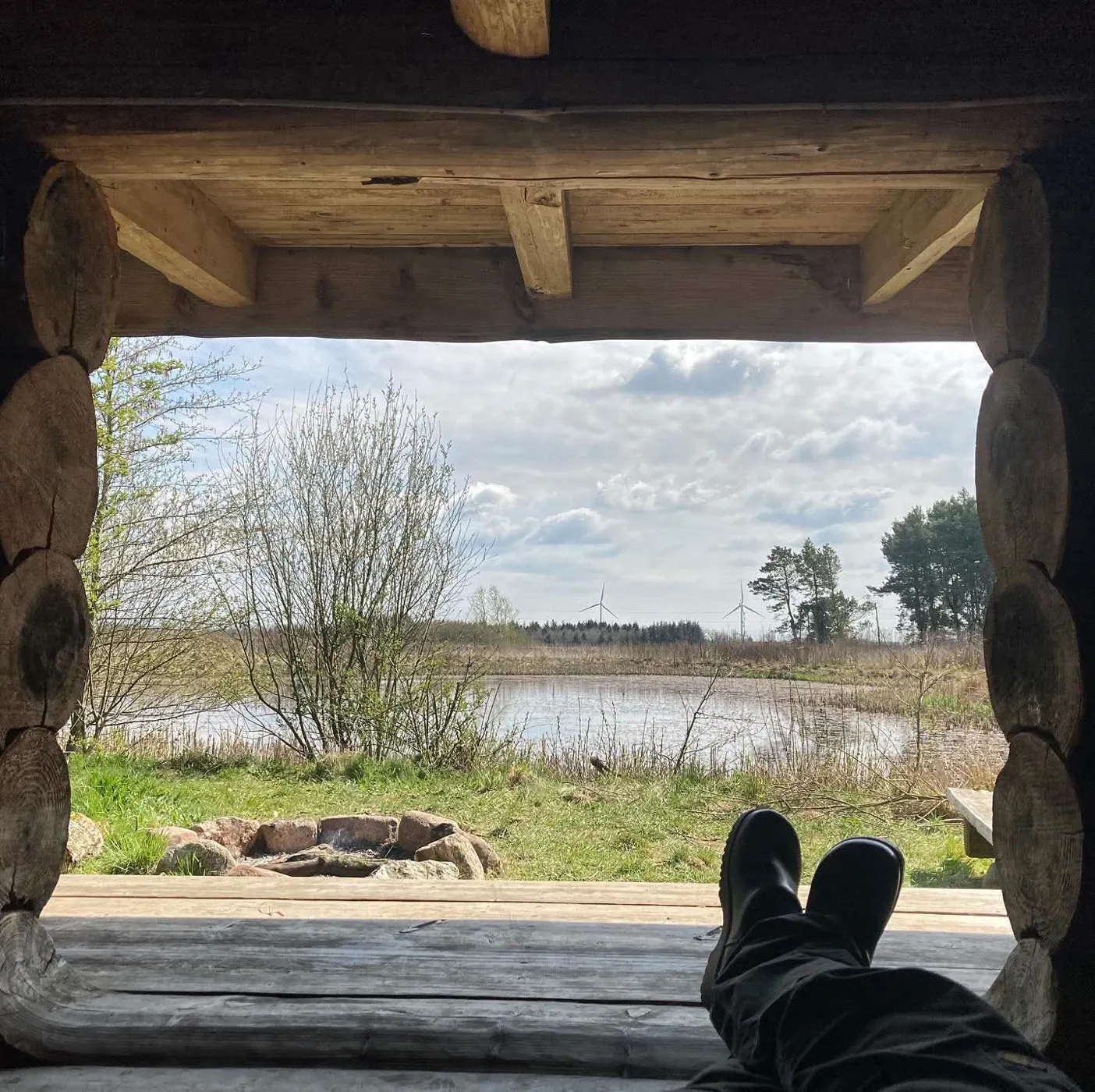 Udsigt over søen fra et shelter