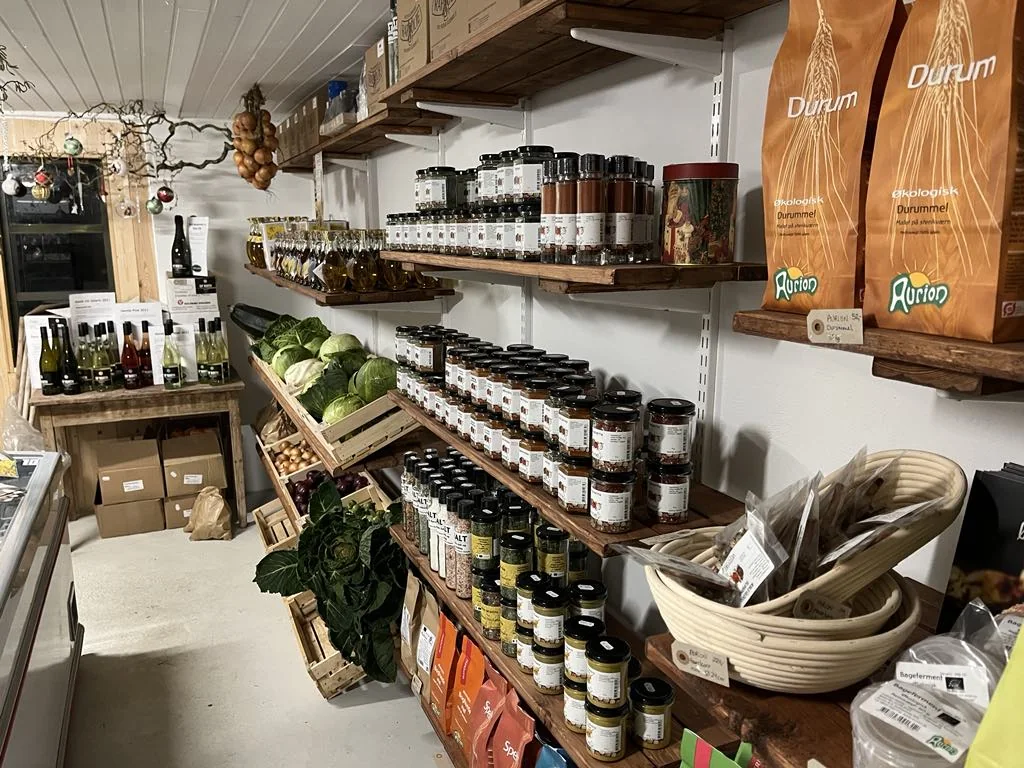 Hylder med grønt og lokale specialiteter i Nørregaardens gårdbutik