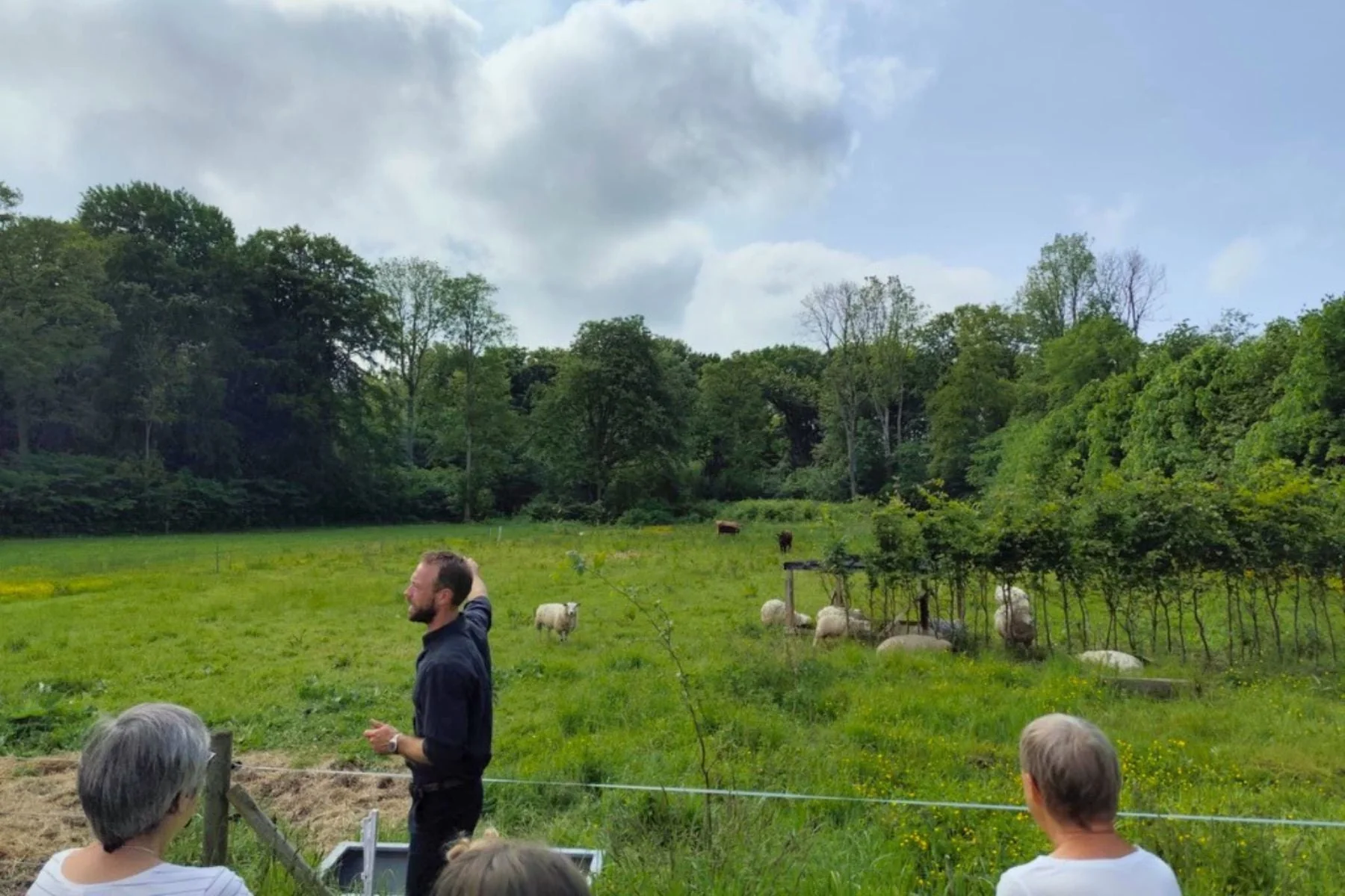 Thomas fortæller om Omfauns landbrug på en rundvisning